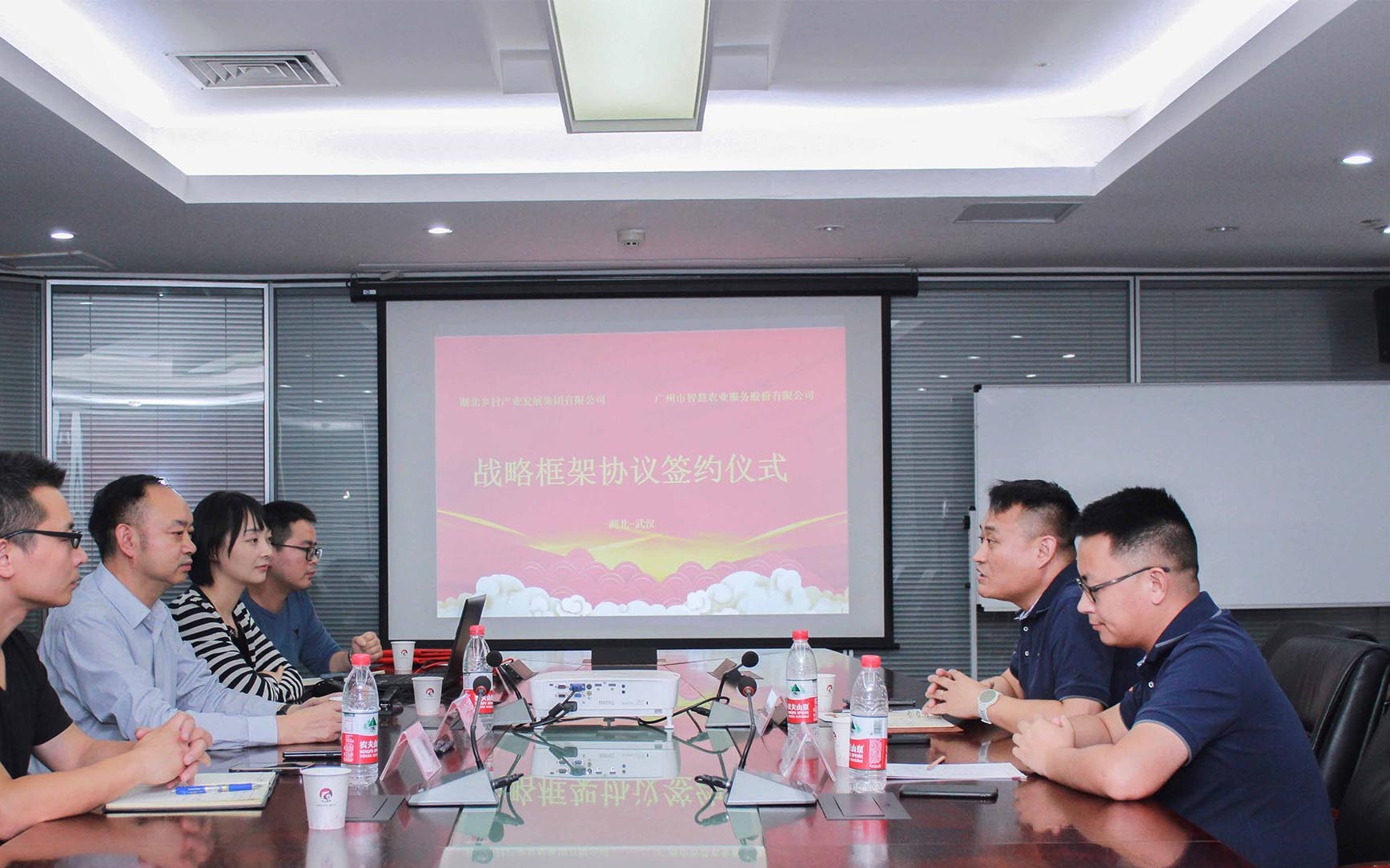 欧陆注册与湖北乡村产业集团签署战略合作框架协议